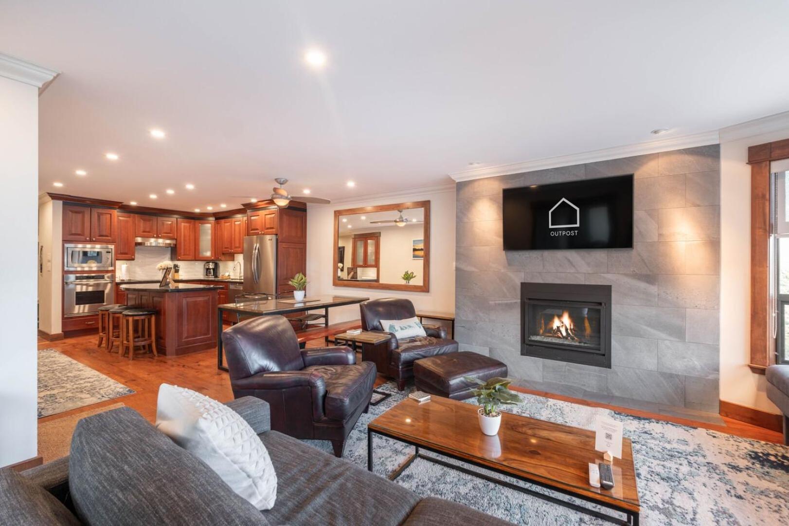 Greyhawk By Outpost Whistler Villa Buitenkant foto